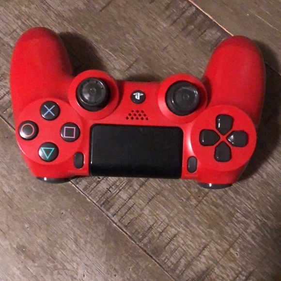 A red controller... for PS4. - Picture 2 of 3
